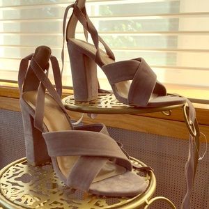 BNWOT✨ Nude Tie Up Heels